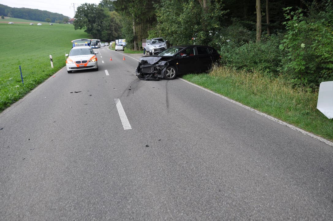 Erlinsbach SO, 1. September Nach einer frontal-seitlichen Kollision von zwei Personenwagen am Samstagnachmittag in Erlinsbach SO war die Strasse für rund zwei Stunden gesperrt. Eine Person wurde bei der Kollison leicht verletzt.