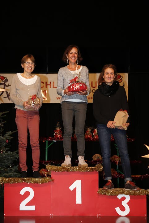 Chlauslauf Niederrohrdorf 2018 Siegerinnen Kategorie Damen 50: 1. Monica Biedermann,2. Susanne Ummel, 3. Yvonne Häuptli, bei der Siegerehrung des Chlauslaufs in Niederrohrdorf, am 1. Dezember 2018