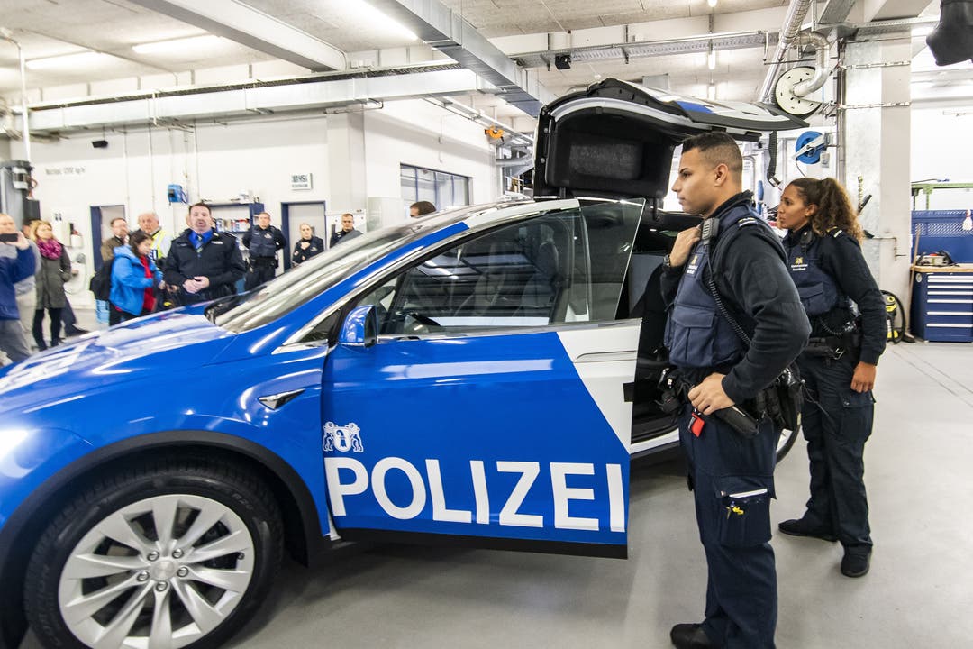 Die drei Fahrzeuge des Modells Tesla X 100D wurden während 14 Wochen in den Niederladen auf die Bedürfnisse der Basler Polizei umgebaut