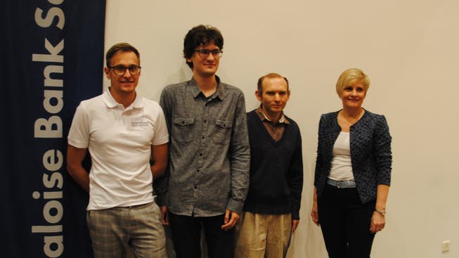 von links: Das Siegertrio Noël Studer, Nikita Petrov und Vadim Milov zusammen mit Karin Gerber (Vertreterin SOBA)
