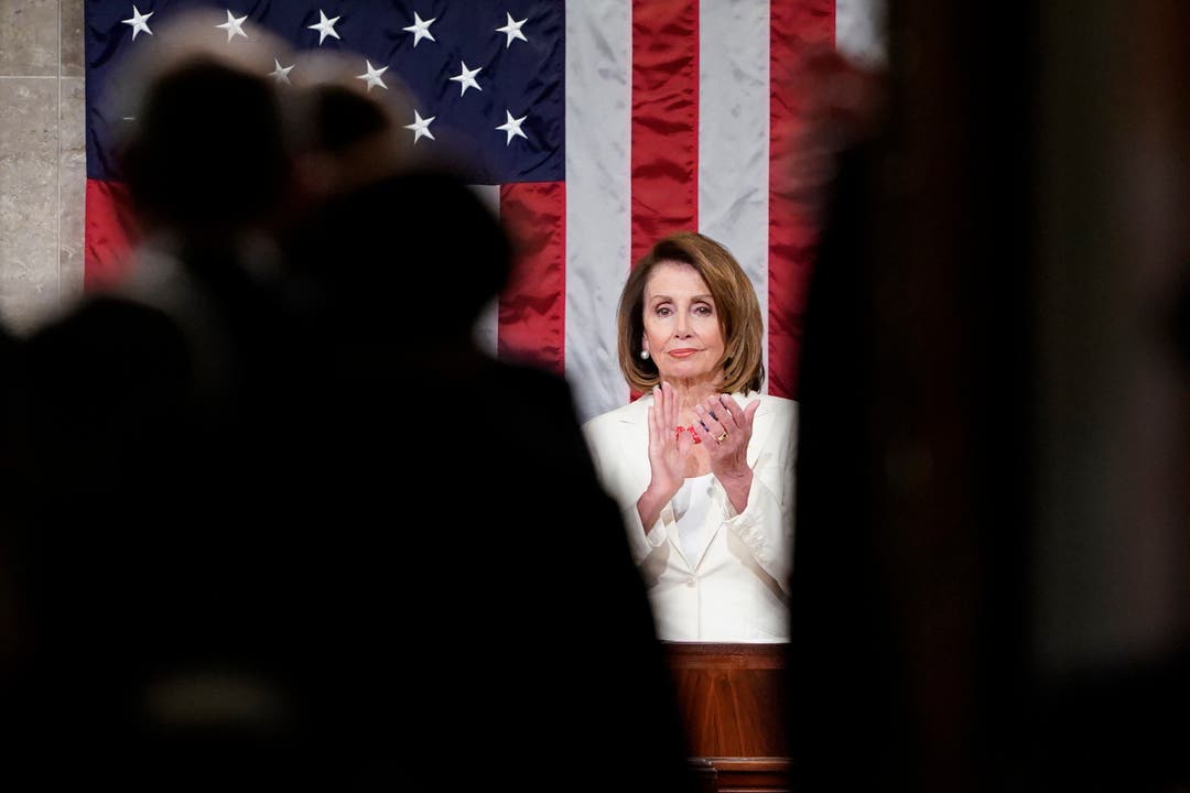 Trumps schärfste Widersacherin und Gegnerin des Mauerbaus, die demokratische Vorsitzende des US-Repräsentantenhauses Nancy Pelosi, verfolgte Trumps Rede zumeist mit versteinertem Gesicht.