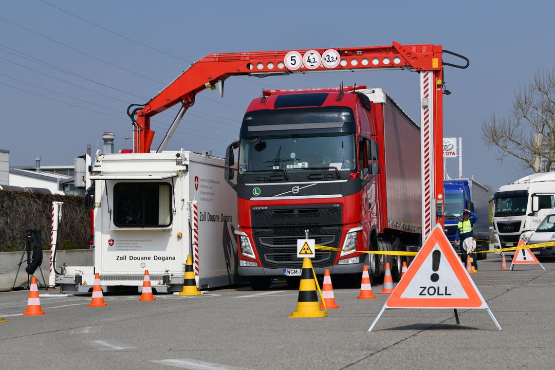 Zollverwaltung EZV Ein Lastwagen geht durch die Röntgenanlage.