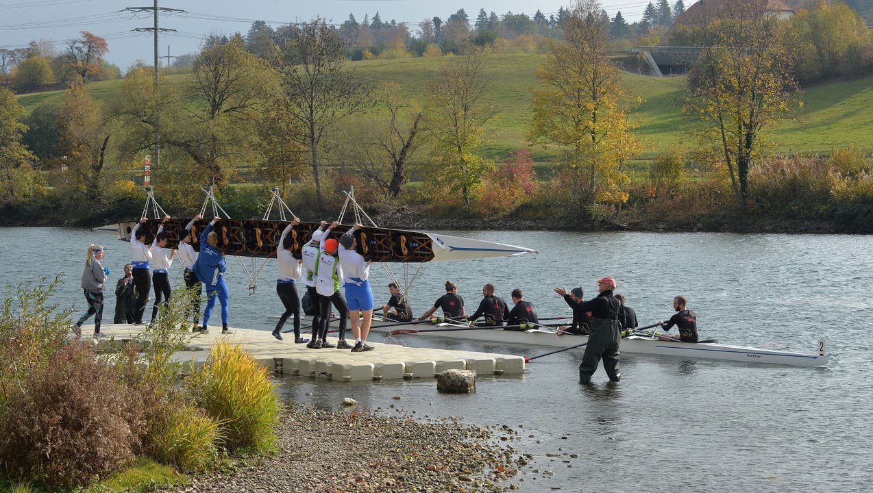 Der Solothurner Ruderclub führt seine Regatta durch Hochbetrieb beim Einwassern am neuen Steg.