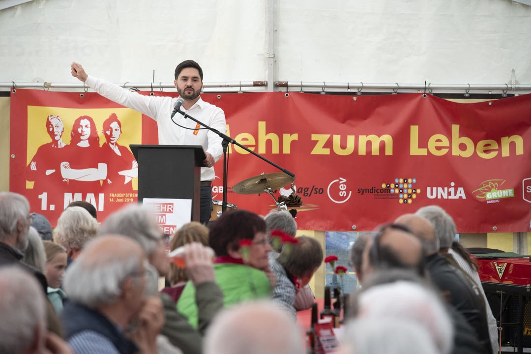Vor der 1.Mai-Demo hielt der Cédric Wermuth eine Rede. Dabei sprach er nebst der Klimaproblematik auch die Ungleichheiten in der Wirtschaft an.