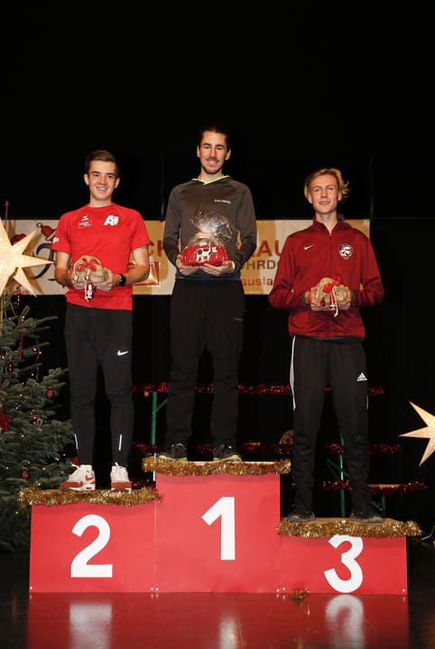 Chlauslauf Niederrohrdorf 2018 Sieger der Kategorie Männer 20: 1. Samuel Keller (mit Tagesbestzeit), 2. Nick Gebert, 3. Jeret Gillingham, bei der Siegerehrung des Chlauslaufs in Niederrohrdorf, am 1. Dezember 2018