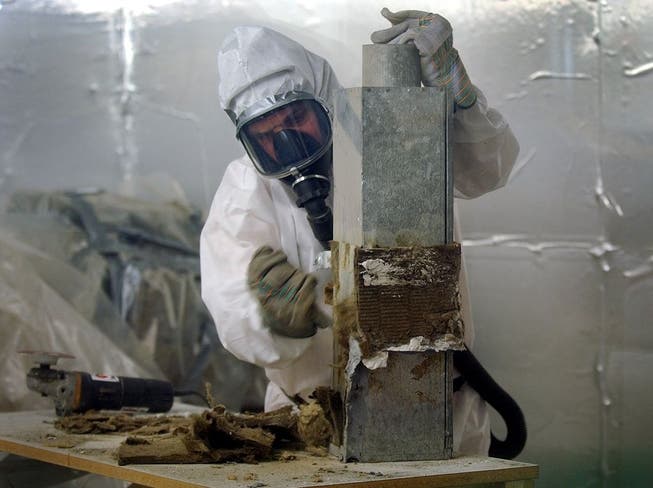 Asbestsanierungen werden heute im Schutzanzug durchgeführt. Bevor der Stoff verboten war, kamen aber etliche Arbeitende und Privatpersonen in Kontakt mit den gesundheitsschädigenden Fasern.