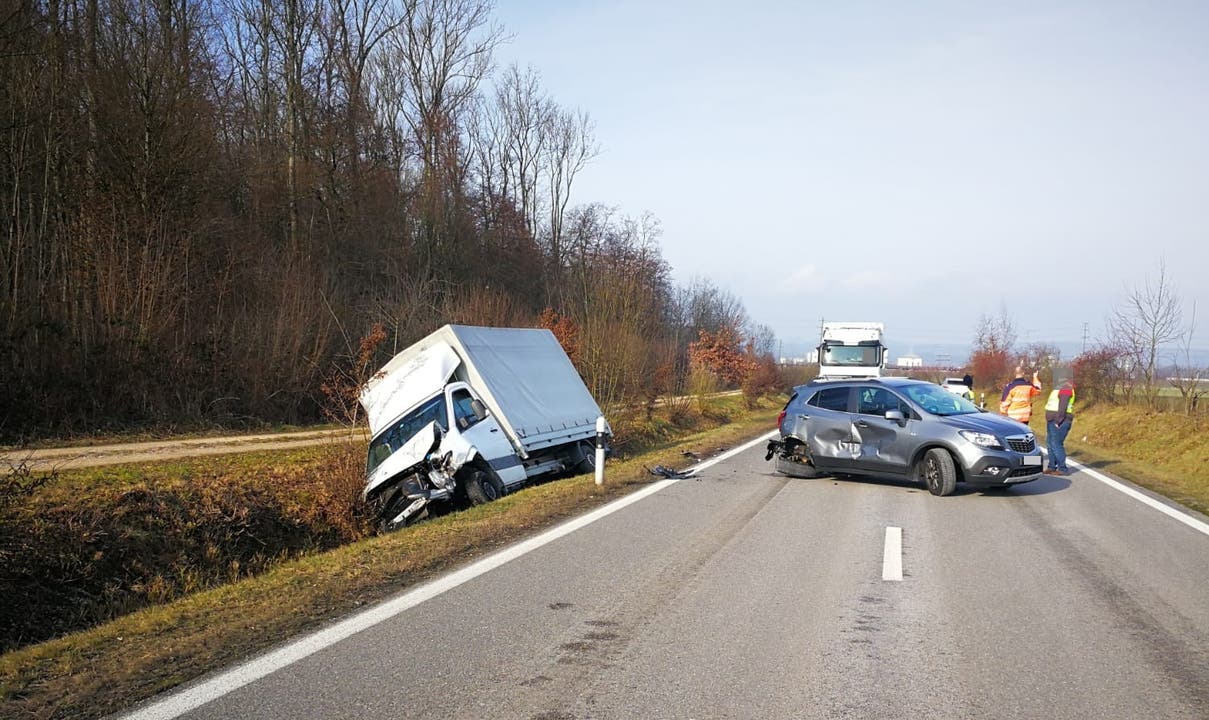 Rheinfelden AG, 23. Januar: Ein Lieferwagen-Fahrer sieht zu spät, dass drei Autos vor ihm abgebremst haben. Er und eine weitere Person werden leicht verletzt. Der Sachschaden beträgt rund 35'000 Franken.