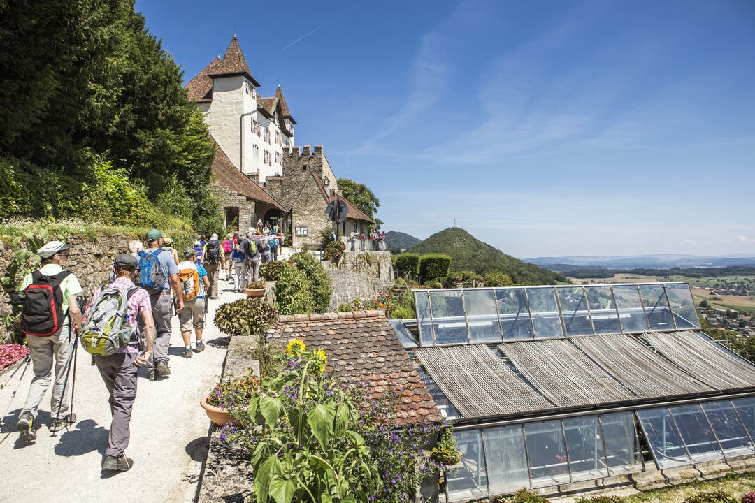 AZ Leserwandern 2018, 9. Etappe, Trimbach Einmarsch auf dem Schloss Wartenfels mit dem wunderschönen Garten.
