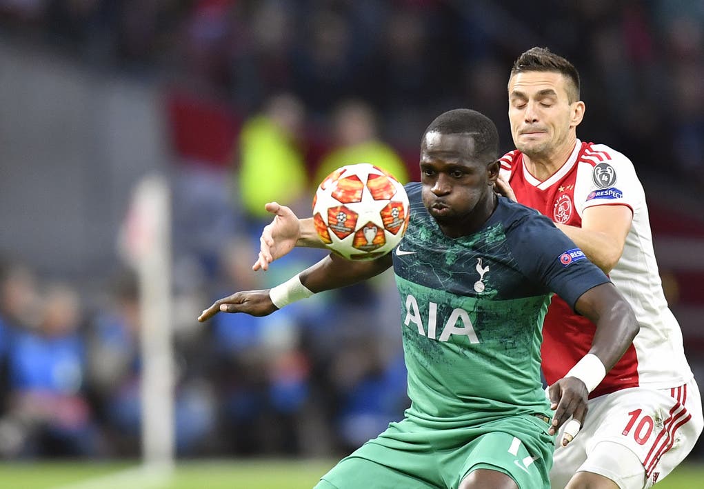 Tottenhams Moussa Sissoko (l.) duelliert sich mit Ajax-Oldie Dusan Tadic (r.).