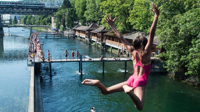 Ein Hoch auf die diesjährige Zürcher Badesaison: Die 15 Bäder der Stadt Zürich konnten mehr als 2 Millionen Eintritte verzeichnen – ein neuer Besucherrrekord. (Symbolbild)