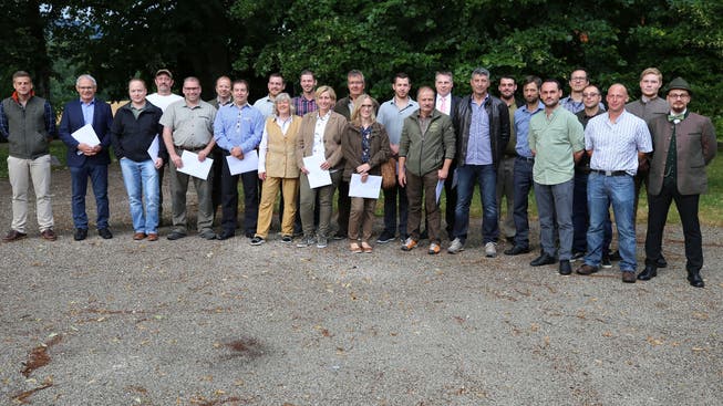 Die neuen Jägerinnen und Jäger des Kantons Solothurn freuen sich über ihre Diplome zum erfolgreich abgeschlossenen Jagdlehrgang.