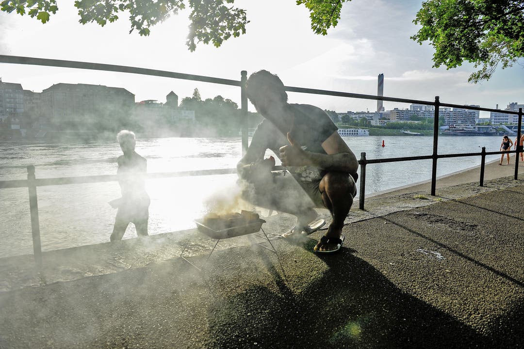 Die Hitze lädt auch zum Verweilen ein, etwa mit Grill am Rhein. Abfall und Freizeitverhalten. Am Rheinbord Kleinbasel und im St.johanns Park.