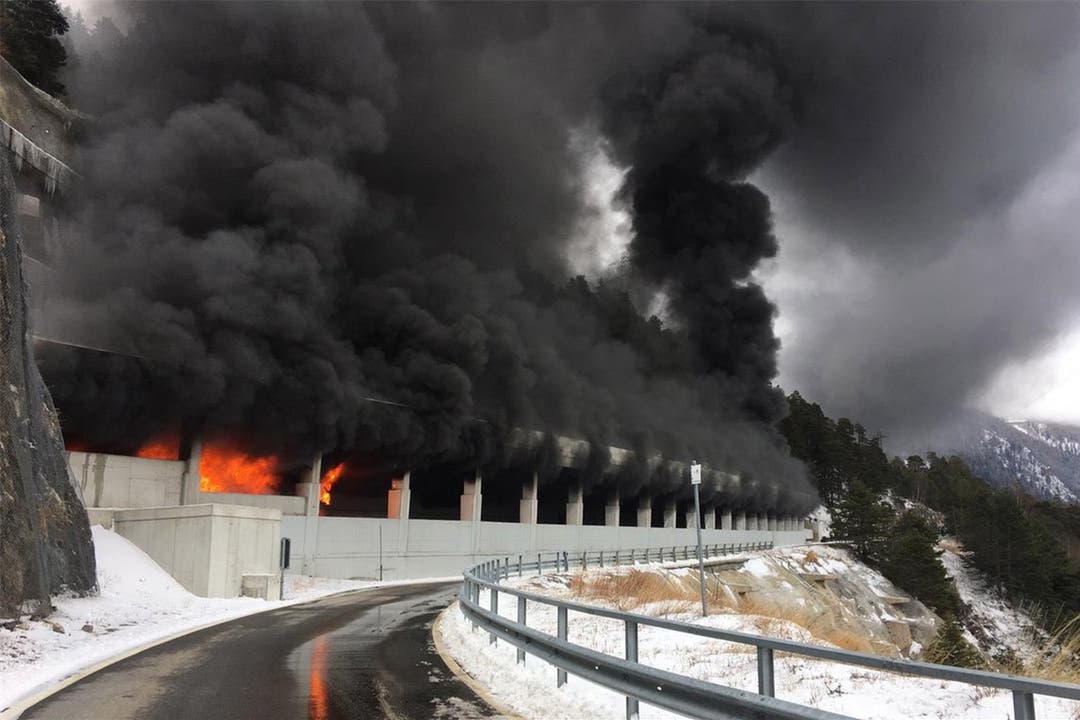 Schallbergtunnel bei Ried VS, 12. Januar: Ein Reisecar gerät in Brand brennt vollständig aus. Sämtliche 52 Insassen des Cars konnten das Fahrzeug wie auch den Tunnel verlassen und blieben unverletzt.