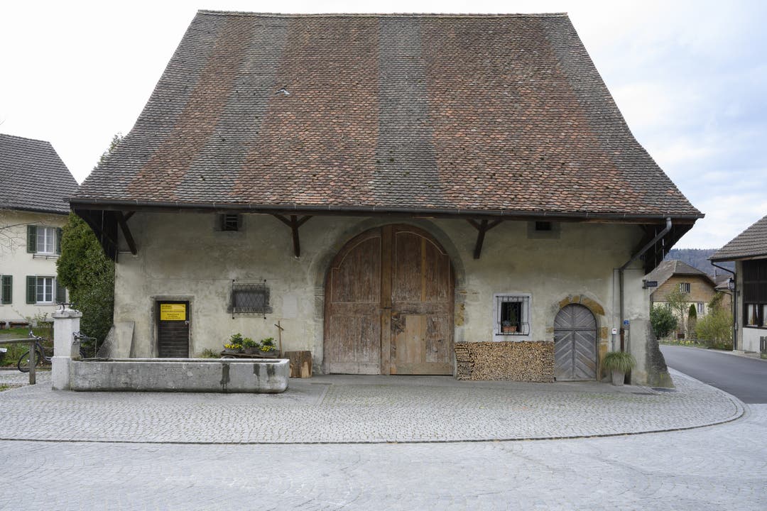 Die Zehntenscheune am Dorfplatz gehört zu den Obersiggenthaler Kulturgütern. Sie wird als Magazin und "Stallbar" genutzt.