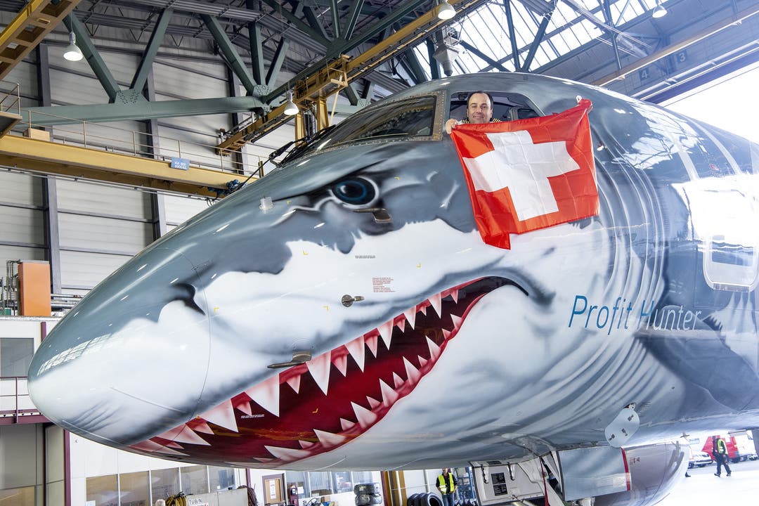 Die Maschine des brasilianischen Herstellers Embraer trägt die Werksbemalung eines Weissen Hais.