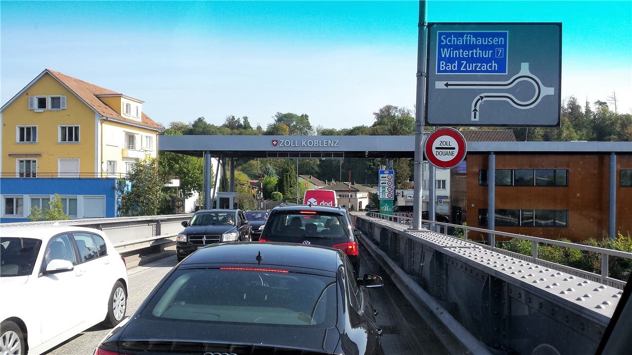 Auch diese Verkehrsbrücke verbindet Koblenz und Waldshut. Über sie verkehren täglich Tausende Grenzgänger sowie Einkaufstouristen.