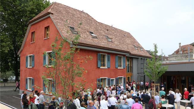 Die Eröffnungsfeier des Roten Hauses in Rheinfelden war gut besucht.