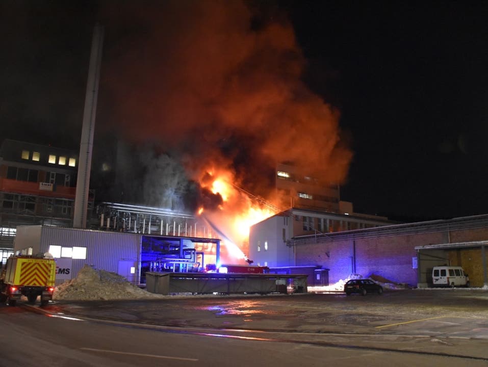 Domat/Ems, GR, 19. Januar: Ein Produktionsgebäude der Ems-Chemie steht nachts in Flammen. Die Feuerwehr bringt den Brand rasch unter Kontrolle. Das Feuer ist nach rund zwei Stunden gelöscht. Verletzt wird niemand. Auch für die Umwelt bestand laut Polizei keine Gefahr.