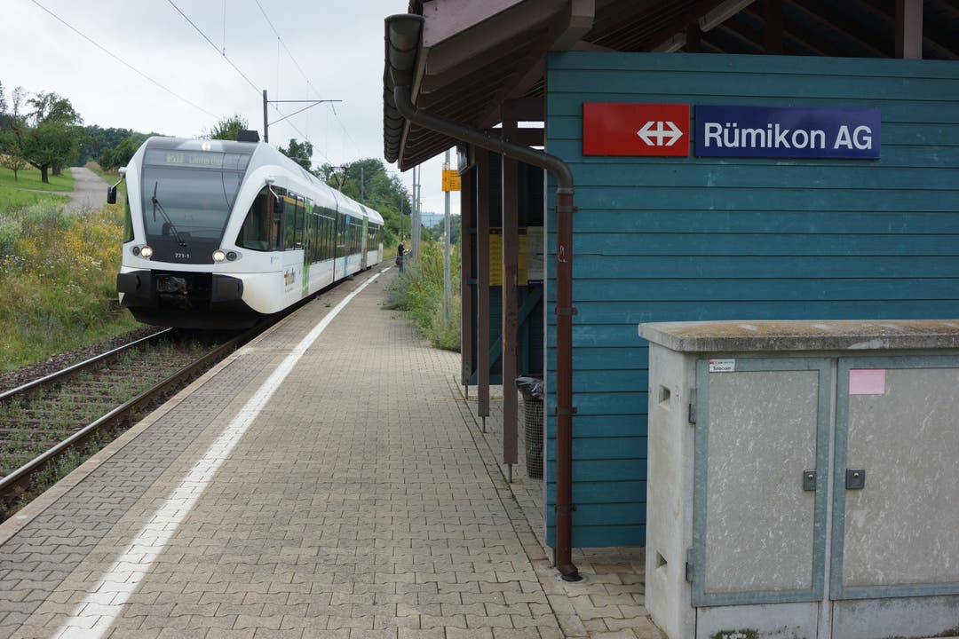 Auch Rümikon (321 Einwohner) liegt am Rhein und verfügt über eine Bahnstation.