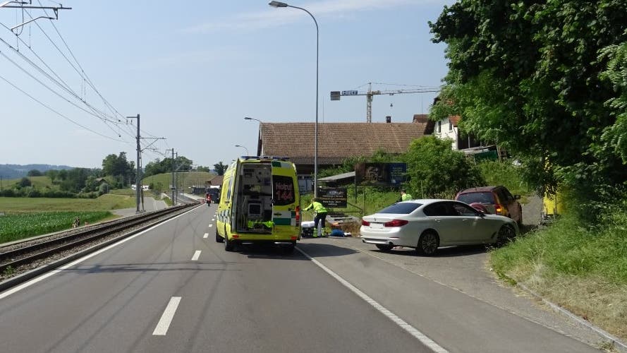 Zetzwil AG, 3. Juli (Fortsetzung): Der Slowene aus dem Bezirk Aarau dürfte zu Fall gekommen sein, als er von der Fahrbahn nach rechts über den Randstein auf das Trottoir fahren wollte.