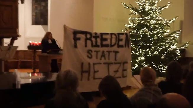 Die Aktivisten stellten sich mit einem Transparent vor Pfarrerin Dietrich.