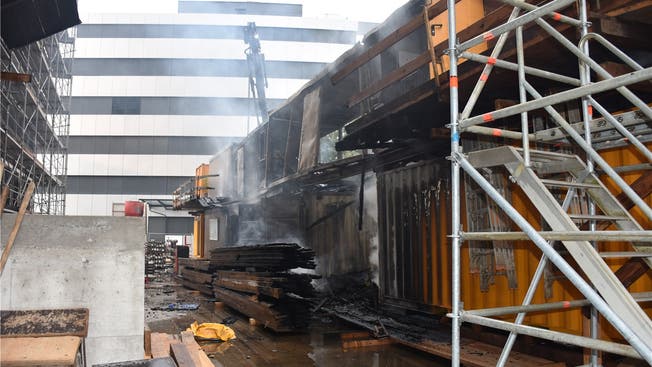 Zehn Baucontainer wurden Opfer der Flammen.