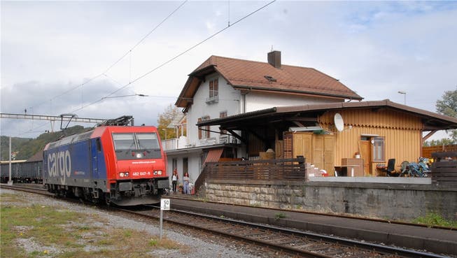 Auf der Strecke Laufenburg–Koblenz, wie hier am Bahnhof Felsenau, verkehren zurzeit nur Güterzüge. (Archiv)