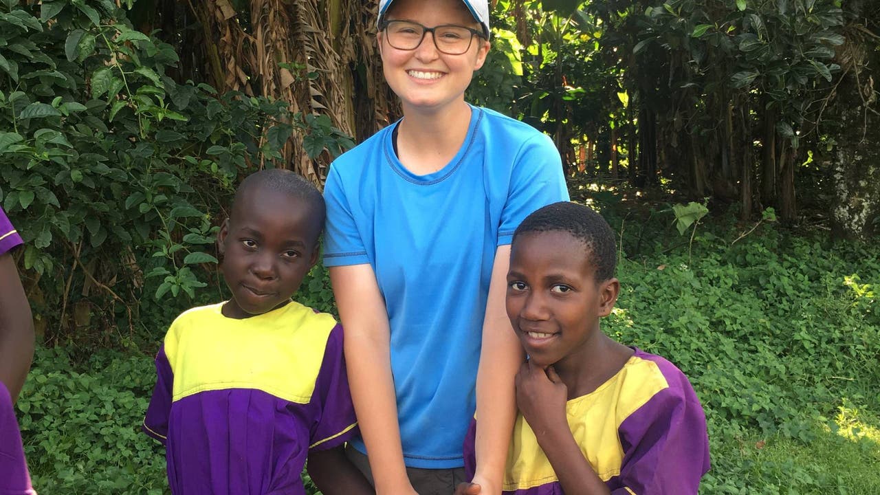 Hilfseinsatz in Afrika Die Bruggerin Caroline Käch (19) hilft mit einer Gruppe Schweizer und Schweizerinnen im Sommer 2019 in Uganda bei einem Schulprojekt der NGO Nouvelle Planète mit.