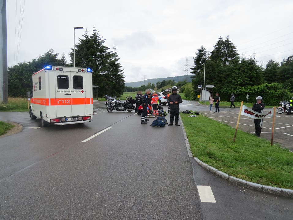 Kleindöttingen AG, 16. Juni: Ein Angehöriger einer Gruppe Motorradfahrer stiess mit seinem Vordermann zusammen. Beide wurden verletzt, wobei einer mit dem Helikopter ins Spital geflogen wurde.