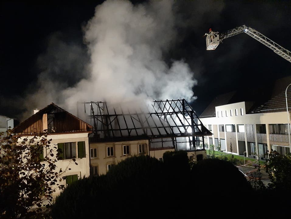 In Stetten brannte ein Mehrfamilienhaus komplett ab.