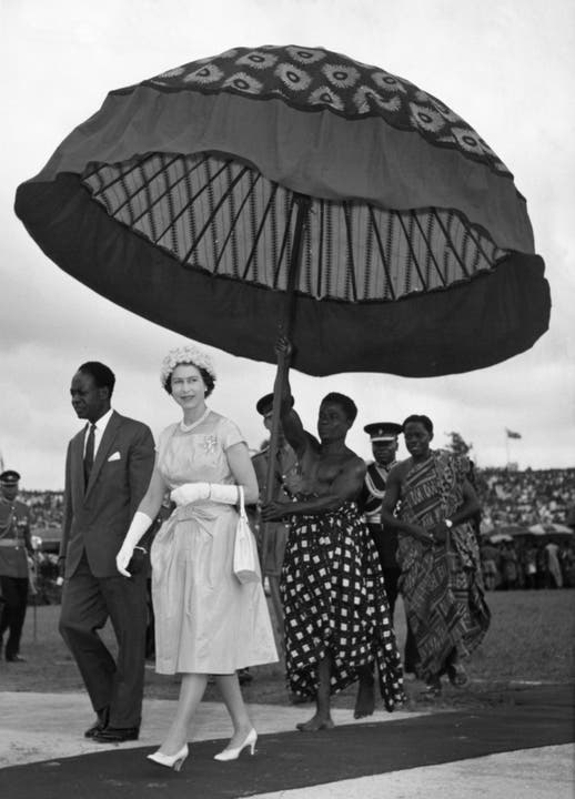 Auf ihren zahlreichen Reisen bekommt die Queen einiges zu sehen. Zum Beispiel diesen riesigen Schirm 1961 in Ghana.