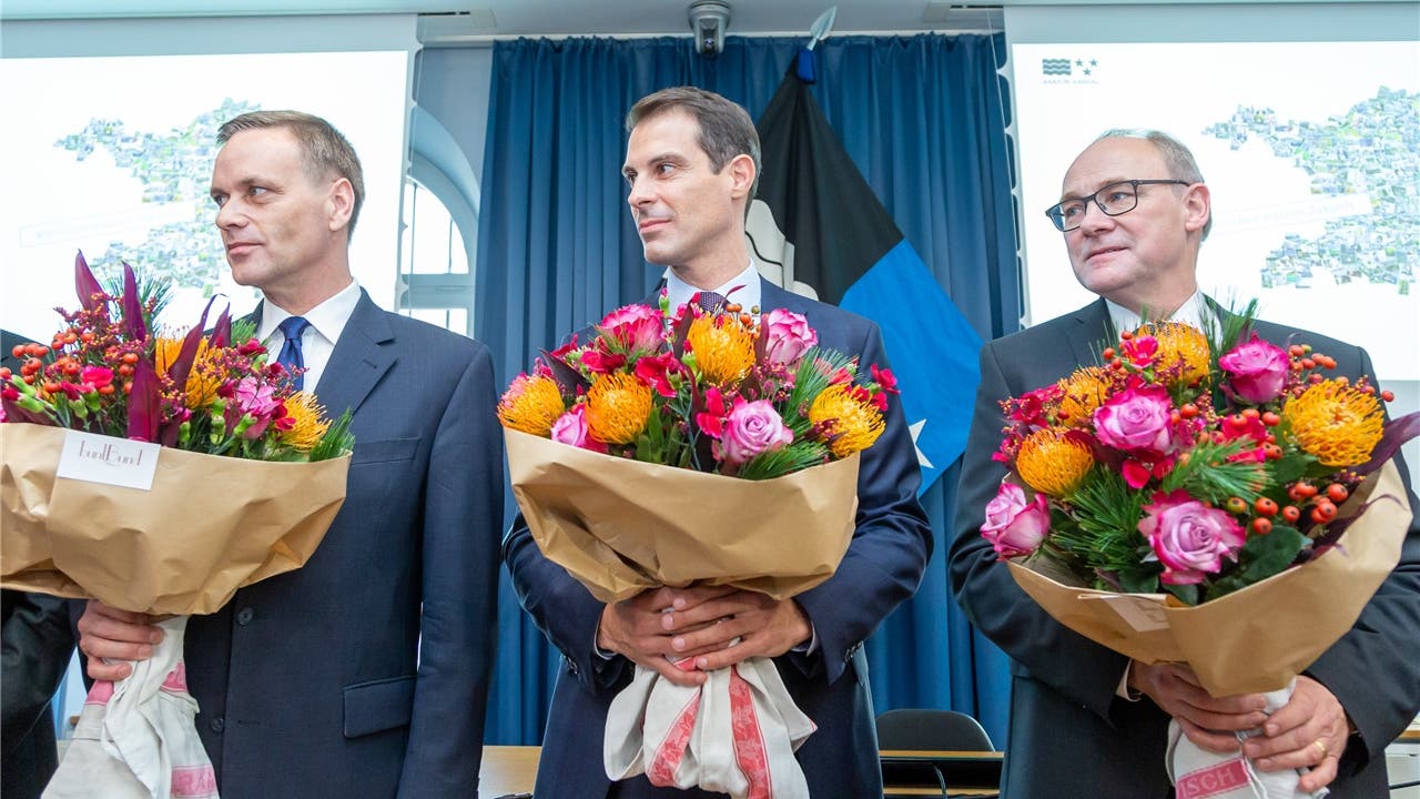 Gallati nach seiner Wahl am 24. November, zusammen mit den beiden neuen Aargauer Ständeräten Thierry Burkart (FDP, Mitte) und Hansjörg Knecht (SVP, rechts)