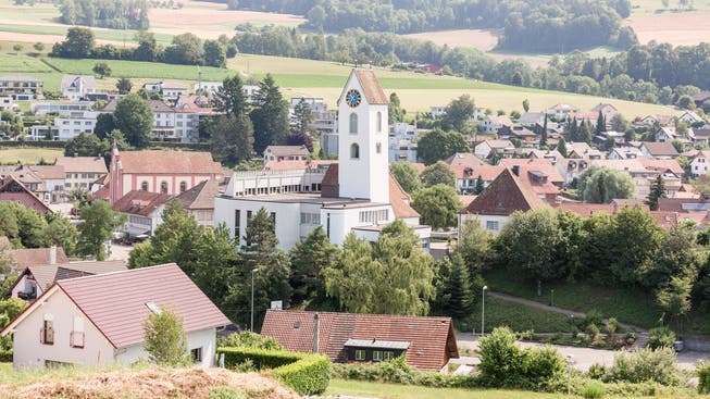 Der Kirchturm in Lengnau steht mitten in der Wohnzone und soll zu einem 5G-Sendeturm aufgerüstet werden.