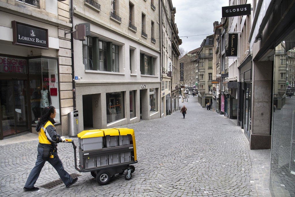 Genau so verlassen ist auch die Innenstadt von Lausanne. Die Post ist zwar noch unterwegs aber sonst sind nur noch wenige Menschen auf der Strasse.
