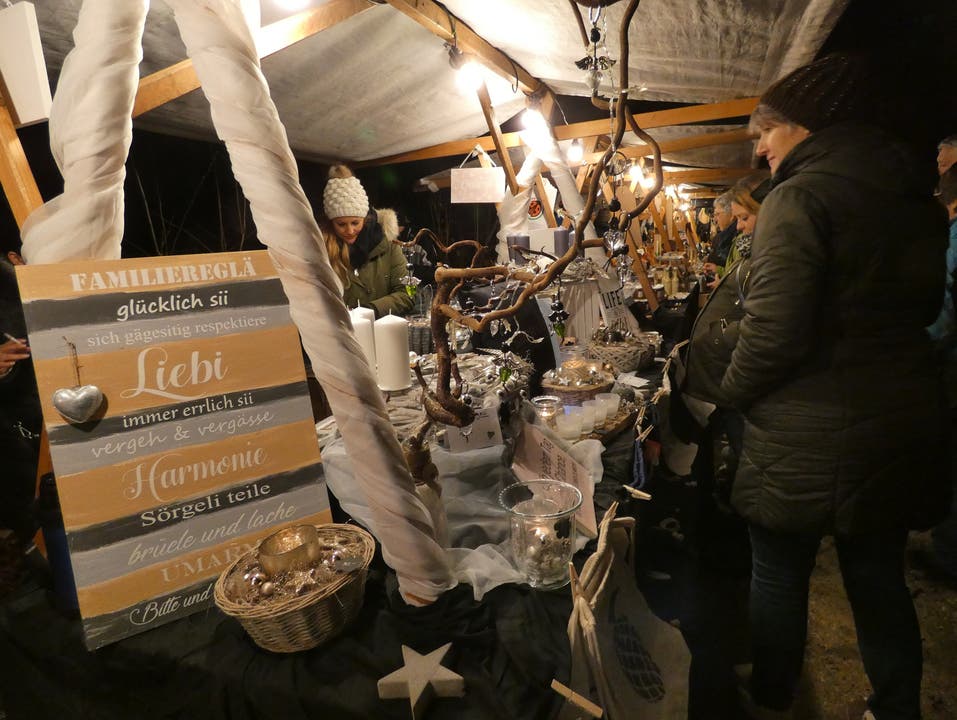 Auf dem 24. Weihnachtsmarkt beim Waldhaus genossen zahlreiche Besucher die stimmungsvolle Marktatmosphäre.