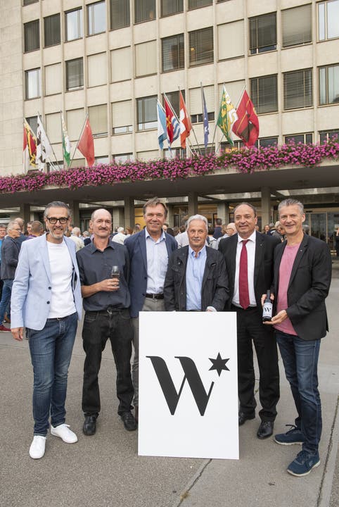 Weinstern AG (v.l.) Marco Bieri, Geschäftsführer, Stefan Meier, Landwirt/Weinbauer, Andreas Meier, Winzer, Daniel Schoch, pensionierter Landwirt/Weinbauer, Markus Dieth, Regierungsrat, und Roland Michel, VR-Präsident.