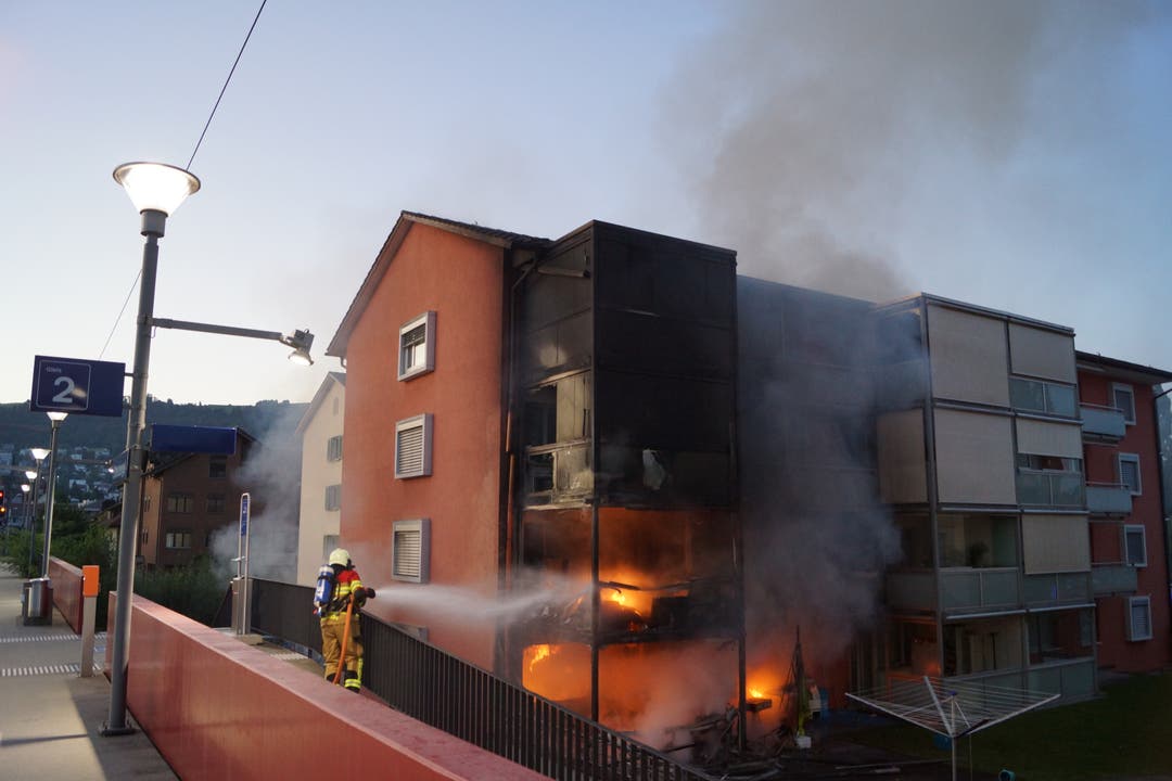 Zug, 18. August: Ein Mehrfamilienhaus ist nach einem Brand teilweise nicht mehr bewohnbar. Eine Person wurde mit Verdacht auf eine Rauchgasvergiftung ins Spital überführt. Die Brandursache ist Gegenstand weiterer Ermittlungen.