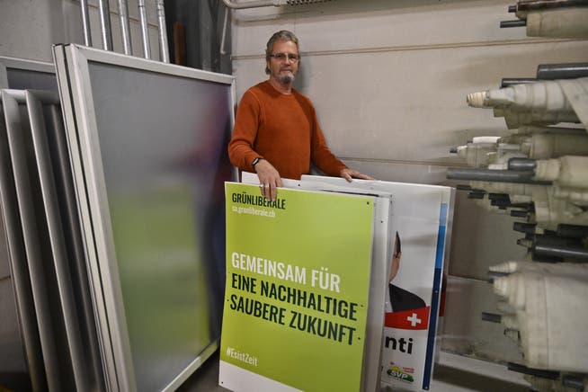 Michael Herzog, Leiter Kommissariat Verkehrspolizei, mit den entfernten Wahlplakaten im Polizeidepot im Werkhof.