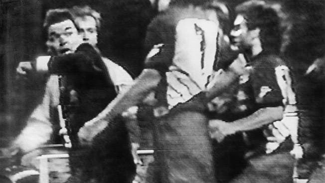 Schiedsrichter Bruno Klötzli (l.) wird während des NLA-Spiels zwischen dem FC Sion und dem FC Wettingen von Wettingern Spielern angegriffen.