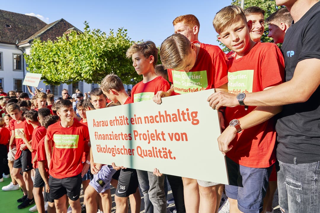 Fussballjunioren des FC Aarau erwarteten die Einwohnerräte vor dem Parlamentsgebäude.