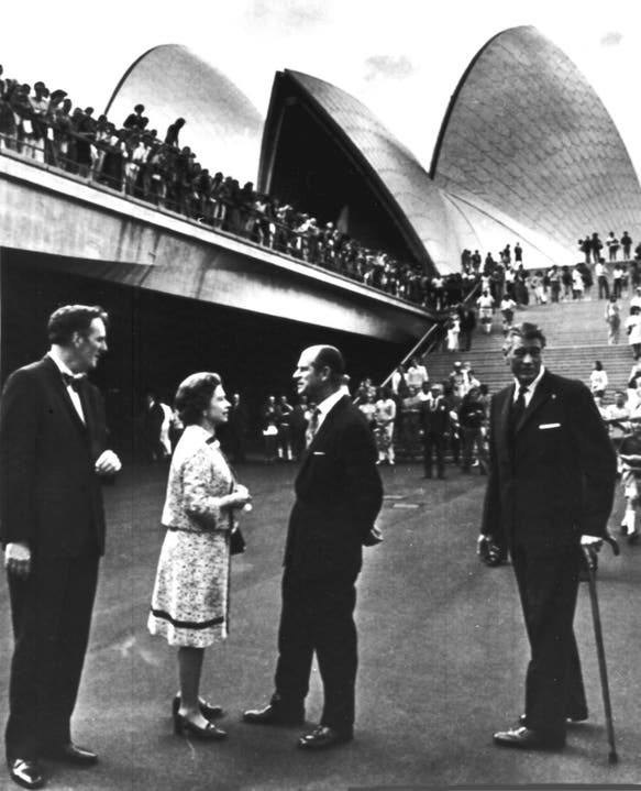 Zur Eröffnung des Opernhauses in Sydney reist die Queen 1973 nach Australien.