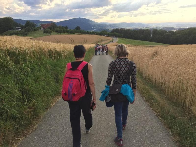 Wandern verbindet - Zwei Baselbieter Ständeratskandidatinnen einträchtig nebeneinander - Elisabeth Augstburger (EVP) und Maya Graf (Grüne)