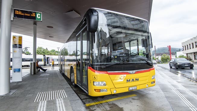 Im Laufental (hier ein Bus am Bahnhof Laufen) ist die Arbeitsbelastung von Postauto-Chauffeuren hoch. Einige Fahrer sitzen zwölf Tage nacheinander im Bus.