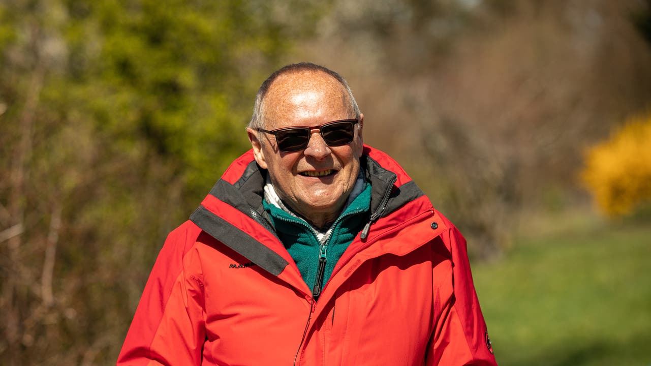 Ueli Hofer (72), Rentner aus Bremgarten «Ich muss täglich meine Dosis Vitamin D tanken – meiner Gesundheit wegen. Bei mir wurde Krebs diagnostiziert. Meistens laufe ich in Bremgarten der Reuss entlang, heute bin ich für einmal hier am See. Eine Ausgangssperre wäre für mich schlimm. Ich müsste mich natürlich daran halten.»