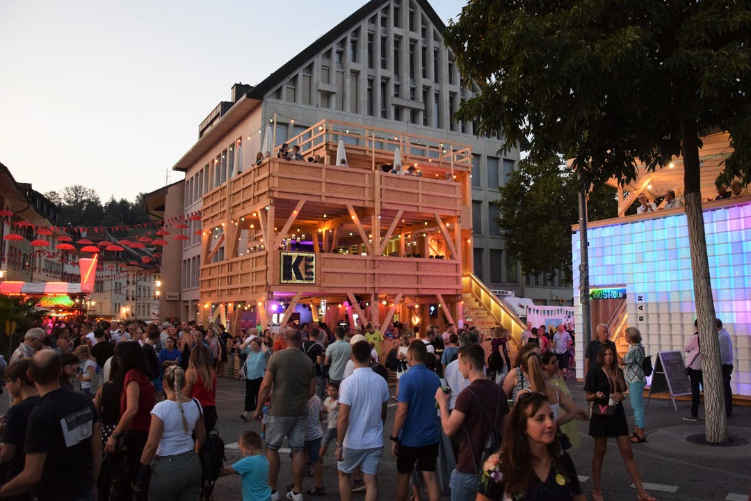 Stadtfest Brugg 2019 Es dunkelt ein auf den Strassen in Brugg.