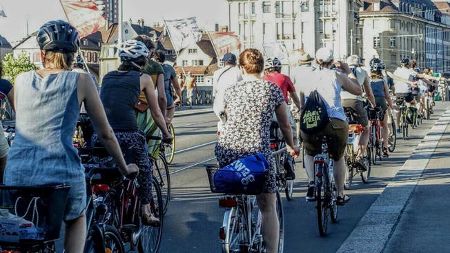 Die kritische Masse wird aus Fahrradfahrern gebildet, die gemeinsam eine Velotour durch Basel machen und ein Zeichen für den Radverkehr setzen.
