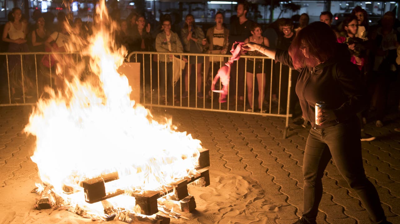 Frauen verbrennen BHs in Lausanne. Kampf für gleichen Lohn und Respekt.