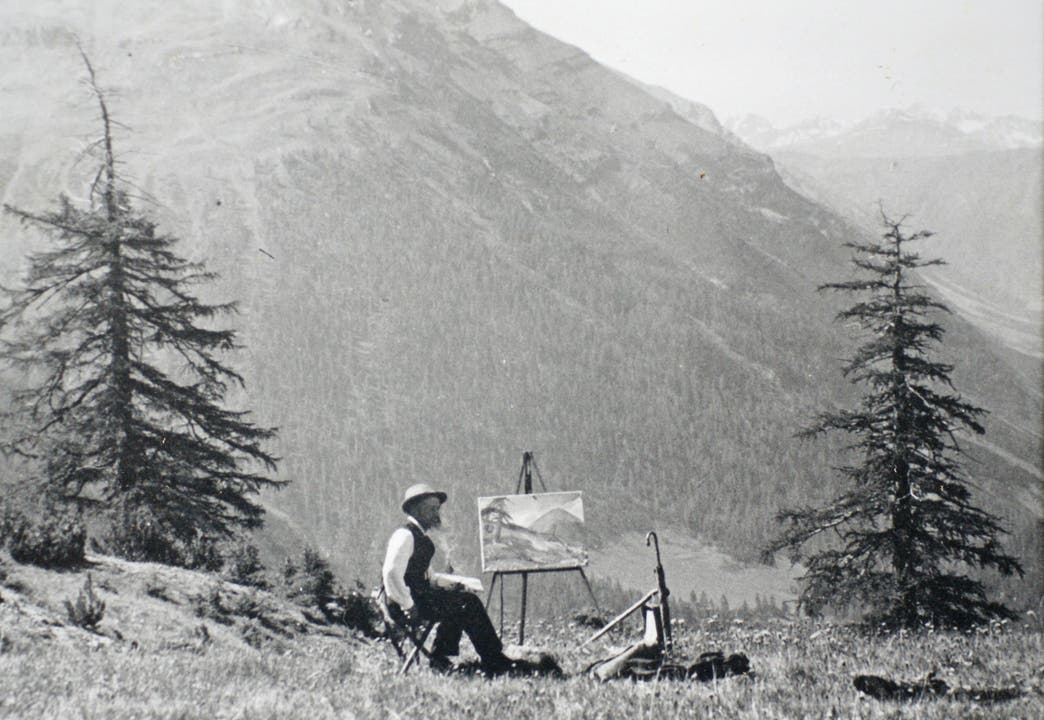 Heinrich Baur mit seiner Staffelei auf der Alp La Scherra im Nationalpark um das Jahr 1920.