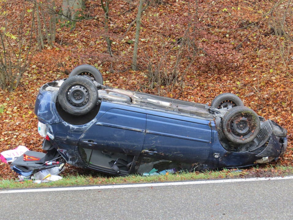 Küttigen AG, 28. November: Ein Auto kam in der «Brünnelikurve» der Staffeleggstrasse von der Fahrbahn ab und überschlug sich. Er war zu schnell unterwegs.