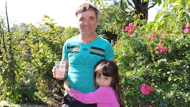 «Wir trinken Wasser nur noch mit schlechtem Gefühl»: Hans Hug und seine Tochter wohnen in einer der Liegenschaften beim Ebnihof.
